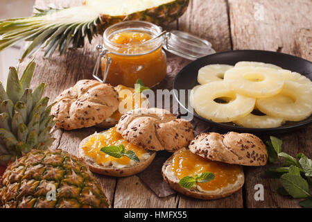 Süße Brötchen mit Ananas Marmelade und Butter Nahaufnahme auf dem Tisch. horizontale Stockfoto