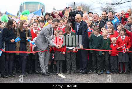 Lokalen MP Nigel Adams (links) und Gemeinden Sekretär Sajid Javid zusehen, wie lokale Schulkinder Tadcaster Brücke öffnen mehr als ein Jahr nach seiner teilweisen Zusammenbruch kam um die Zerstörung der 2015 Weihnachten Überschwemmungen zu symbolisieren. Stockfoto