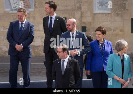 Premierminister Theresa May (vorne rechts) steht mit ihren europäischen Amtskollegen, von links: Ministerpräsident, Maris Kucinskis, Premierminister der Niederlande, Mark Rutte, französische Präsident Francois Hollande, Premierminister Belgiens, Charles Michel und Ministerpräsident von Polen, Beata Szydlo, während sie auf einem Familienfoto warten, nachdem sie die erste Arbeitssitzung von einem informellen Gipfel in Malta besucht. Stockfoto