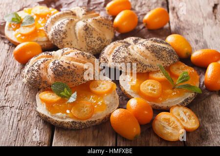 Leckere Sandwiches mit hausgemachten Kumquat-Marmelade-Nahaufnahme auf dem Tisch. horizontale Stockfoto