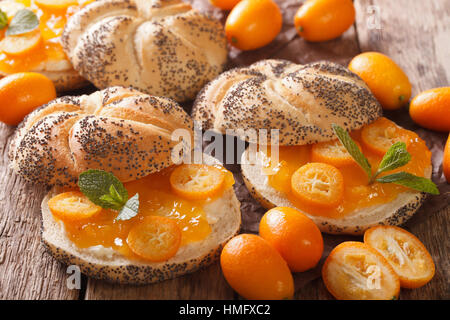 Süße Brötchen mit hausgemachten Kumquat-Marmelade-Nahaufnahme auf dem Tisch. horizontale Stockfoto