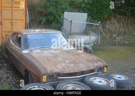 Oldtimer Ford Capri Links zu verrotten Stockfoto