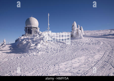 Winter-Observatorium auf Grosser Arber. Grosser Arber, Bayerisch Eisenstein, Deutschland. Winter schneebedeckten Gipfel des Mt. Grosser Arber im Bayerischen Wald (Deutsch Stockfoto