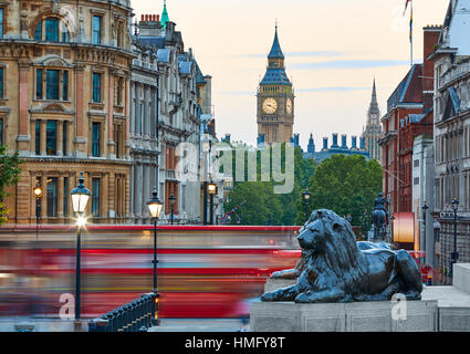 Löwen London Trafalgar Square und Big Ben Tower im Hintergrund Stockfoto