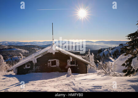 Panoramablick auf die Alpen von der Spitze des Berges Grosser Arber, Bayerisch Eisenstein, Deutschland. Hütten aus Holz mit gefrorenen Schnee bedeckt. W Stockfoto