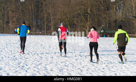 OLDENZAAL, Niederlande - 22. Januar 2017: Unbekannte Leichtathletik machen ein Kreuz in einer weißen Schneelandschaft laufen Stockfoto