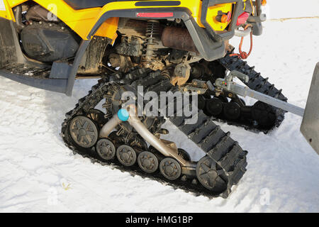 Detail der Rubber Belt Winter Roller. Winter-Roller. Gelbe Rettungs-Roller mit einem Trolley zu transportieren verletzte Skifahrer geparkt in den Bergen. Stockfoto