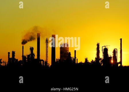 schwarze Silhouette der großen Erdöl-Raffinerie aus Russland Stockfoto