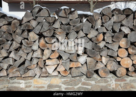 Muster der braunen Holzblock Hintergrundtextur. Haufen von Holz / Holz Textur. Wunderschön strukturierte Stücke von trockenem Holz, geeignet für Heizung in t Stockfoto