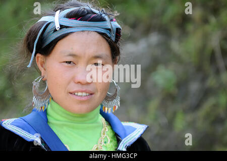 Sapa, Vietnam - 22. Oktober: Frau in traditioneller Kleidung von zwei Personen absetzen auf die Bergregionen der Sapa Stadt am 22. Oktober 2010 Stockfoto