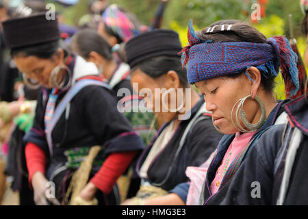 Sapa, Vietnam - 24. Oktober: Frau in traditioneller Kleidung von zwei Personen auf dem Markt in der Sapa Stadt am 24. Oktober 2010 Stockfoto