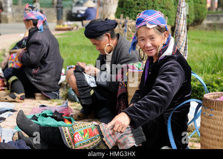 Sapa, Vietnam - 24. Oktober: Frau in traditioneller Kleidung von zwei Personen auf dem Markt in der Sapa Stadt am 24. Oktober 2010 Stockfoto