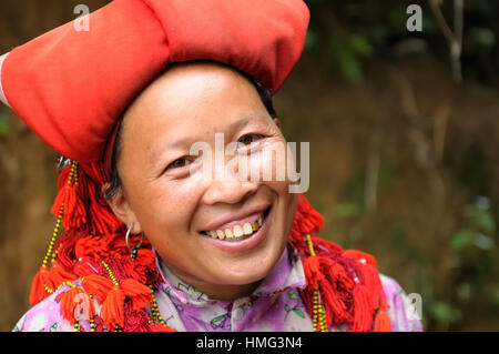 Sapa, Vietnam - 24. Oktober: Frau in traditioneller Kleidung der roten Dao Volksgruppen Minderheiten Vietnams in den Bergregionen der Sapa Stadt auf Stockfoto