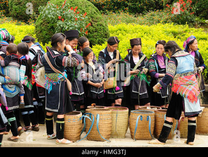 Sapa, Vietnam - 23.Oktober: Frau in Tracht Schwarz zwei Menschen absetzen auf die Bergregionen der Sapa Stadt am 22. Oktober, Stockfoto