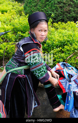 Sapa, Vietnam - 22. Oktober: Frau in Tracht Schwarz zwei Menschen absetzen auf die Bergregionen der Sapa Stadt am 22. Oktober, Stockfoto