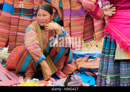 Sapa, Vietnam - 22. Oktober: Frau in traditioneller Kleidung Blume zwei Menschen auf die Bergregionen der Sapa Stadt verkaufen traditi Stockfoto