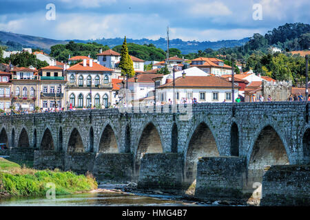 Ponte da Lima (Portugal): Ponte mittelalterlich, 280 Meter lang, gilt als die schönste mittelalterliche Brücke in Portugal (Europa) Stockfoto