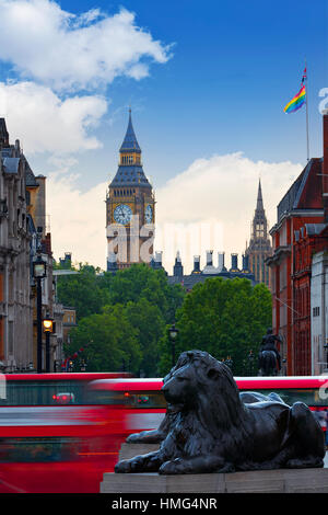 Löwen London Trafalgar Square und Big Ben Tower im Hintergrund Stockfoto