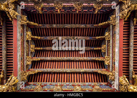 Komplizierte Details in das Dach des Eingangs zum Leong San Tong Khoo Kongsi Clan Haus in Penang (Malaysia). Stockfoto