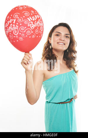 fröhliches Latino Mädchen mit Ballon isoliert auf weiss Stockfoto