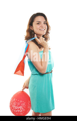 Mädchen mit Geburtstag Tasche vorhanden und roten Ballon Stockfoto