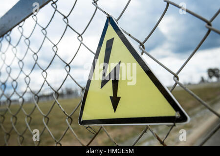 Hochspannung Warnschild am Hochspannungs-Schaltanlage Stockfoto