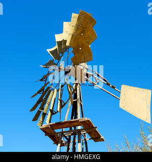 Unschärfe Südafrika Windmühle Turbinentechnologie im Nationalpark Stockfoto