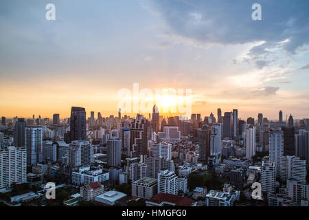 Blick auf den Sonnenuntergang über der Stadt Landschaft Stockfoto