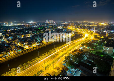 Bunte Nacht Stadt mit Wolken am Tau Hu-Kanal und die Ost-West-Autobahn (Vo Van Kiet Street) in Ho-Chi-Minh-Stadt (Saigon). Blick vom Dach des Builds Stockfoto