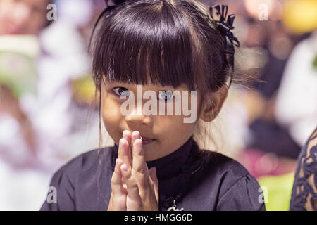 Junges Mädchen beten für die verstorbenen König Adulyadej Bhumibol am Sanam Luang, Grand Palace, Thailand, Bangkok Stockfoto