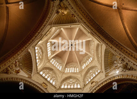 Achteckige Decke von St. Mary Kathedrale - Basilika der Himmelfahrt Mariens von Valencia, Spanien. Stockfoto