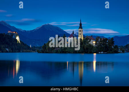 Dämmerung über St Mary's Kirche Mariä Himmelfahrt, See Bled, Bled, obere Krain, Slowenien Stockfoto