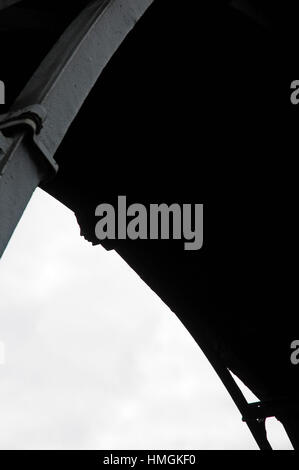 das Gesicht in die Brücke.  Eisenbrücke. Stockfoto