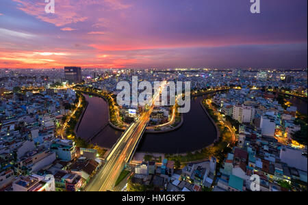 Sonnenschein-Luftbild von Dach Hochhaus am Nhieu Loc-Kanal in Ho-Chi-Minh-Stadt, Vietnam Stockfoto