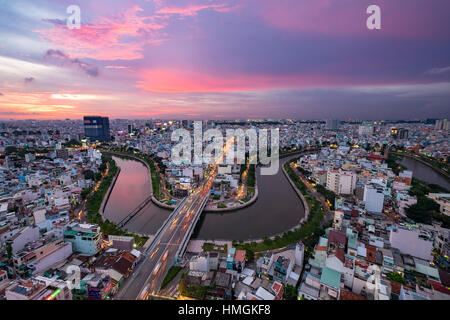 Sonnenschein-Luftbild von Dach Hochhaus am Nhieu Loc-Kanal in Ho-Chi-Minh-Stadt, Vietnam Stockfoto
