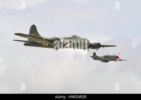 B-17 Flying Fortress mit p-51 Mustang Escort auf der Flying Legends Air Show Stockfoto