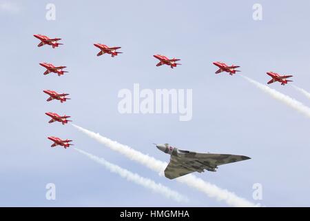 Avro Vulcan B2 Bomber fliegen in Formation mit den roten Pfeilen auf der Royal International Air Tattoo Stockfoto