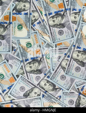 Haufen von hundert-Dollar-Bargeld auf Fläche verteilt Stockfoto