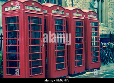 Britische rote Telefonzellen in der Straße aufgereiht Stockfoto