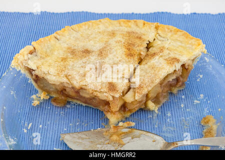 Die restlichen Stücke eine Heimat gesichert Apfelkuchen in der Pieform. USA. Stockfoto