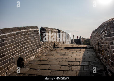 Alleinreisende Wandern Jinshanling-Abschnitt der großen Mauer von China im frühen Morgen, nicht überfüllt. Stockfoto