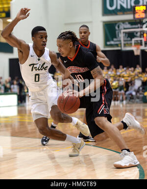 Williamsburg, USA. 2. Februar 2017. Northeastern guard t.j. Williams (10) Laufwerke gegen William und Mary Garde Daniel Dixon (0) in der ersten Hälfte in Kaplan Arena in Williamsburg, Virginia. Bildnachweis: Chuck Myers/ZUMA Draht/Alamy Live-Nachrichten Stockfoto