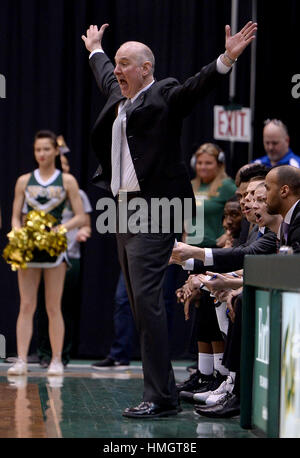 Williamsburg, USA. 2. Februar 2017. Nordöstlichen Cheftrainer Bill Coen sieht für ein foul Aufruf gegen William and Mary in der zweiten Hälfte in Kaplan Arena in Williamsburg, Virginia. Bildnachweis: Chuck Myers/ZUMA Draht/Alamy Live-Nachrichten Stockfoto