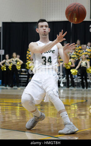 Williamsburg, USA. 2. Februar 2017. William und Mary bewachen David Cohn (34) Gerichte auf dem Ball in der zweiten Hälfte gegen Northeastern Kaplan Arena in Williamsburg, Virginia. Bildnachweis: Chuck Myers/ZUMA Draht/Alamy Live-Nachrichten Stockfoto