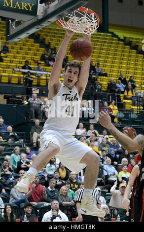 Williamsburg, USA. 2. Februar 2017. William und Mary weiterleiten Jack Whitman (41) Dunks gegen Northeastern in der zweiten Hälfte in Kaplan Arena in Williamsburg, Virginia. Bildnachweis: Chuck Myers/ZUMA Draht/Alamy Live-Nachrichten Stockfoto