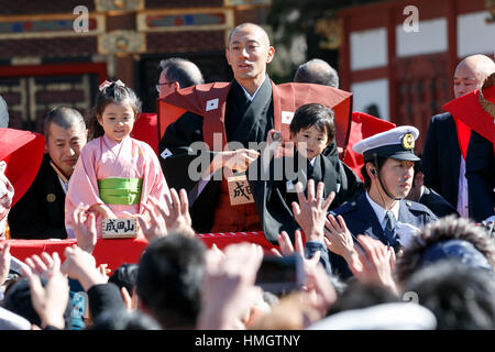 Chiba, Japan. 3. Februar 2017. Kabuki-Schauspieler Ichikawa Ebizo XI mit seinen Söhnen, beteiligen sich die Setsubun Festival am Naritasan Shinshoji Tempel in Chiba, Japan. Setsubun ist ein jährliches Festival feierte am 3. Februar Kennzeichnung am Tag vor dem Beginn des Frühlings. Japanische Familien werfen Sojabohnen aus dem Haus Ward böse Geister und ins Haus, Glück einzuladen. Japanischer Schauspieler und Sumo-Ringer sind eingeladen zur Teilnahme an der Zeremonie im Naritasan Shinshoji Tempel. Bildnachweis: Rodrigo Reyes Marin/AFLO/Alamy Live-Nachrichten Stockfoto