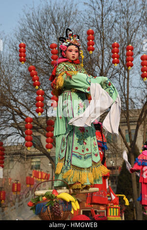 Taiyuan. 3. Februar 2017. Ein Kind führt in einem Tempel Messe in Taiyuan, Hauptstadt der Provinz Nord-China Shanxi, 3. Februar 2017, am 7. Tag des chinesischen Lunar New Year. Bildnachweis: Zhan Yan/Xinhua/Alamy Live-Nachrichten Stockfoto