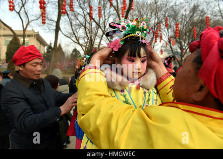 Taiyuan. 3. Februar 2017. Ein junges Mädchen bereitet in einem Tempel Messe in Taiyuan, Hauptstadt der Provinz Nord-China Shanxi, 3. Februar 2017, am 7. Tag des chinesischen Lunar New Year durchführen. Bildnachweis: Zhan Yan/Xinhua/Alamy Live-Nachrichten Stockfoto