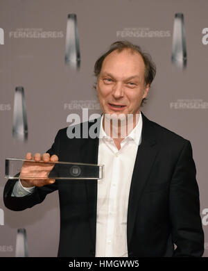 Düsseldorf, Deutschland. 2. Februar 2017. Gewinner des "Bester Schauspieler" award, Martin Brambach, bei den deutschen Fernsehpreis 2017 in Düsseldorf, 2. Februar 2017. Foto: Henning Kaiser/Dpa/Alamy Live News Stockfoto