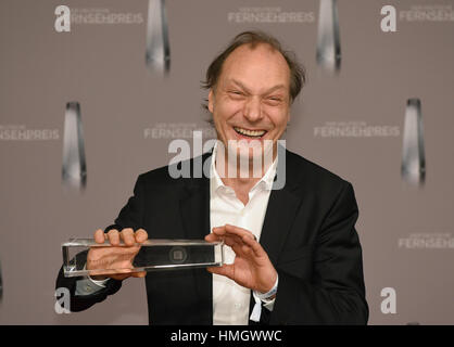 Düsseldorf, Deutschland. 2. Februar 2017. Gewinner des "Bester Schauspieler" award, Martin Brambach, bei den deutschen Fernsehpreis 2017 in Düsseldorf, 2. Februar 2017. Foto: Henning Kaiser/Dpa/Alamy Live News Stockfoto